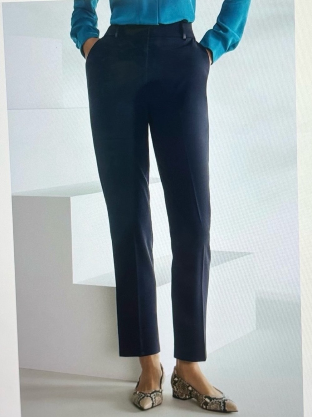 The Fold Pants Tavira Clever Crepe Slim Straight in Navy